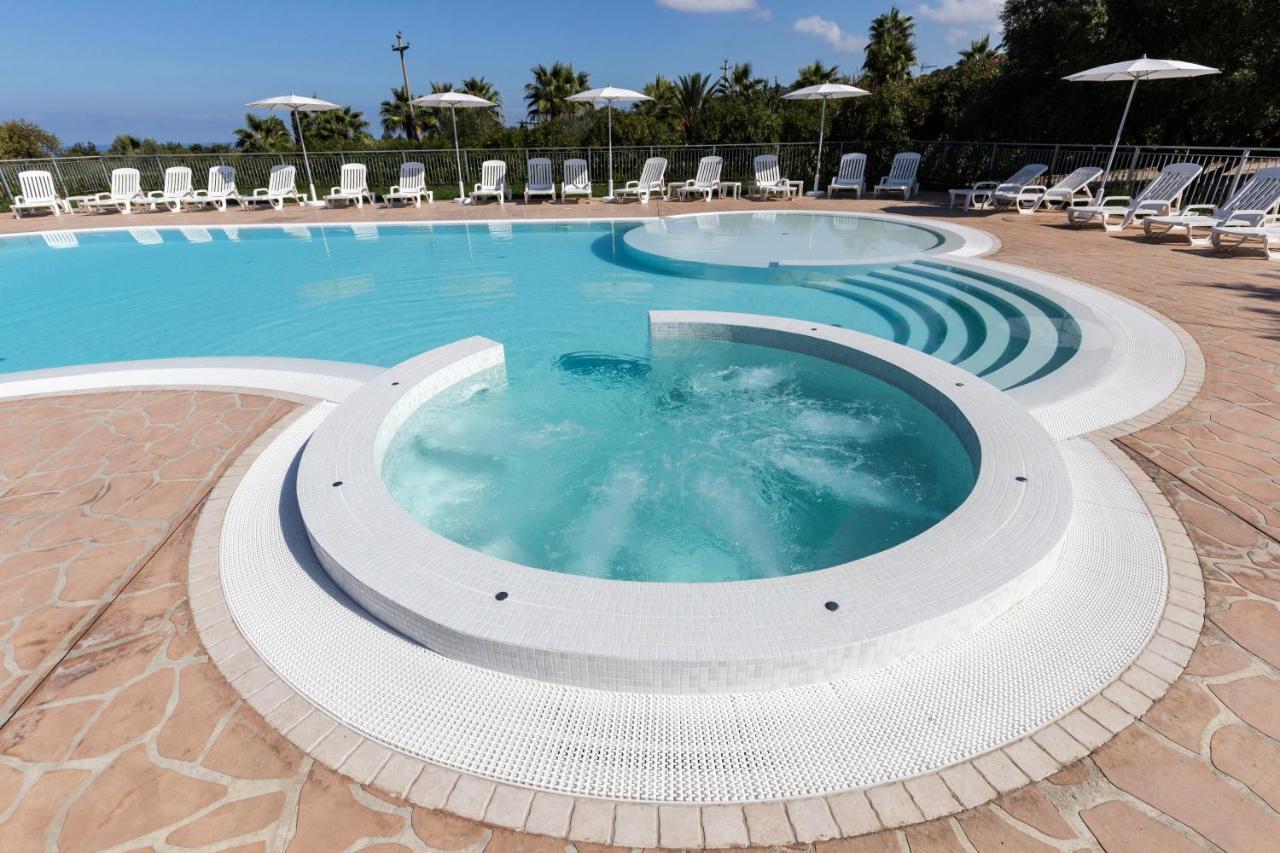 Happy Days Aparthotel Capo Vaticano Exteriör bild